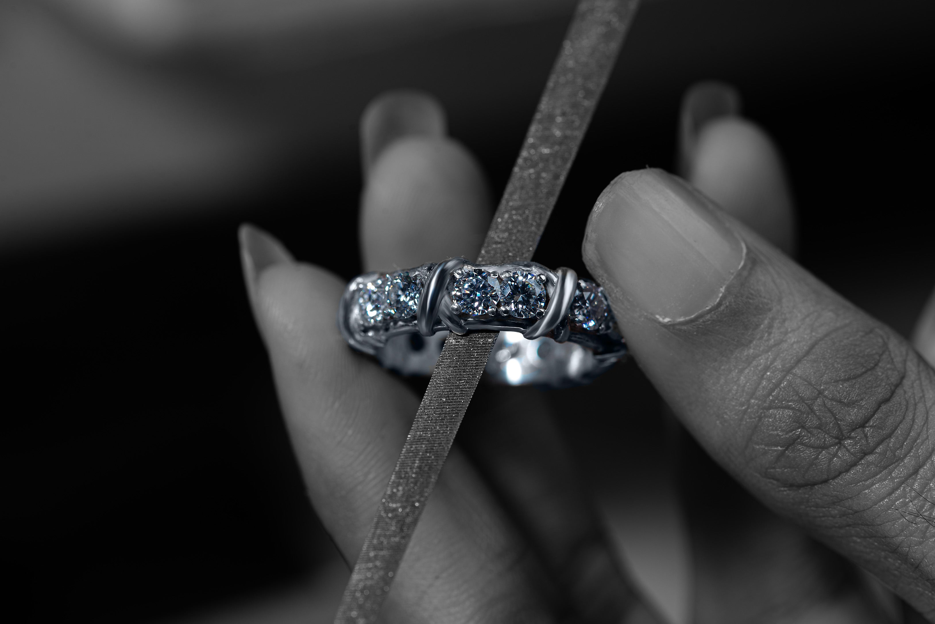 Showcasing handcrafted ring in 925 silver with DVVS1 moissanites